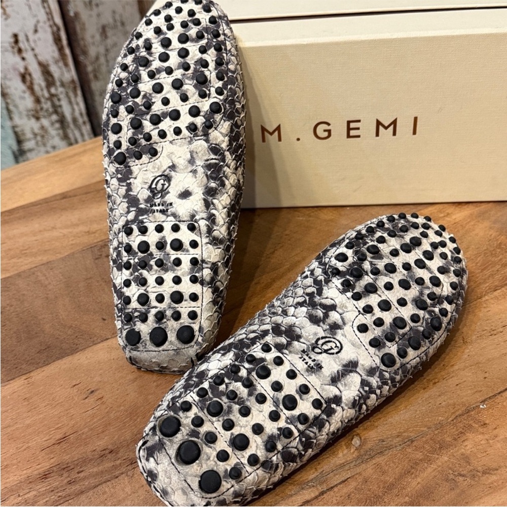 M. Gemi Monochrome Snake Pattern Loafers - Picture 2 of 7